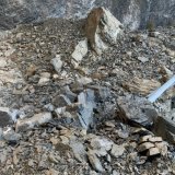 Les filets de protection ont joué en partie leur rôle, mais des gros blocs ont fini sur la route qui relie Sierre à Zinal. Service de la mobilité